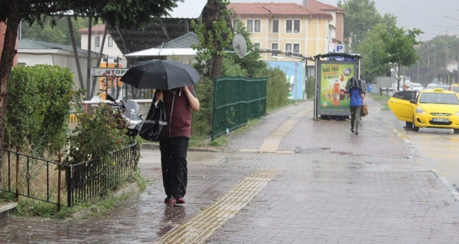 Bursa’da sağanak: Cadde ve sokaklar suyla doldu