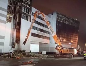 Crocus Belediye Binası’nda enkaz kaldırma çalışmaları sürüyor