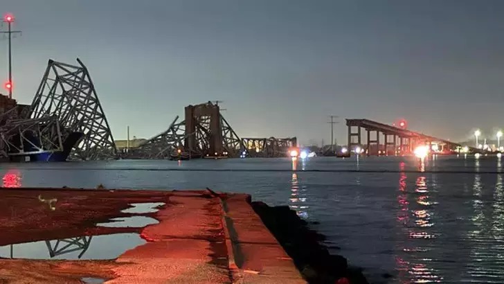 ABD’de çöken köprüde kurtarma çalışmaları devam ediyor