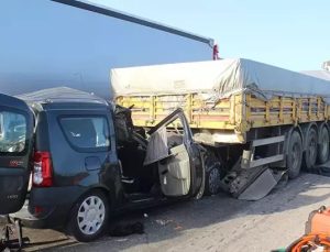 Manisa’da hafif ticari araç TIR’ın altına girdi 3 ölü 1 ağır yaralı