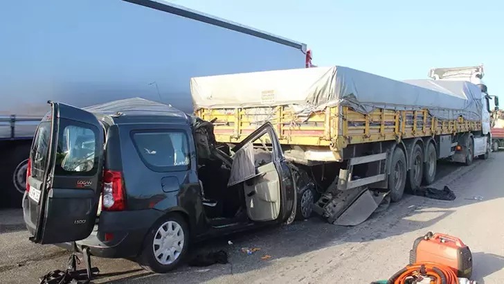 Manisa’da hafif ticari araç TIR’ın altına girdi 3 ölü 1 ağır yaralı