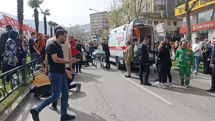 Bursa’da otomobilin çarptığı anne öldü 2 kızı yaralandı