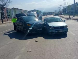 Bursa’da 2 otomobilin çarpıştığı kazada 5 yaralı