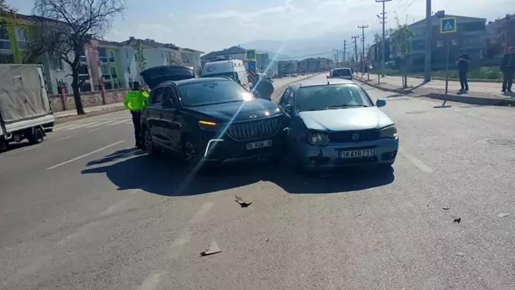 Bursa’da 2 otomobilin çarpıştığı kazada 5 yaralı