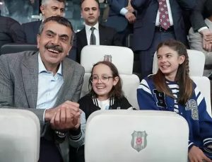 Bakan Tekin çocuklarla Beşiktaş tribününde maç izledi