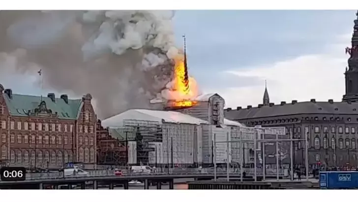 Kopenhag’daki tarihi borsa binasında yangın